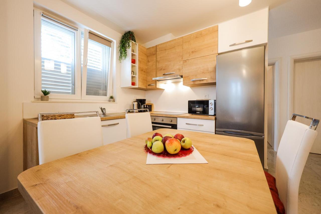 Apartmani Lelu Pridraga Buitenkant foto
