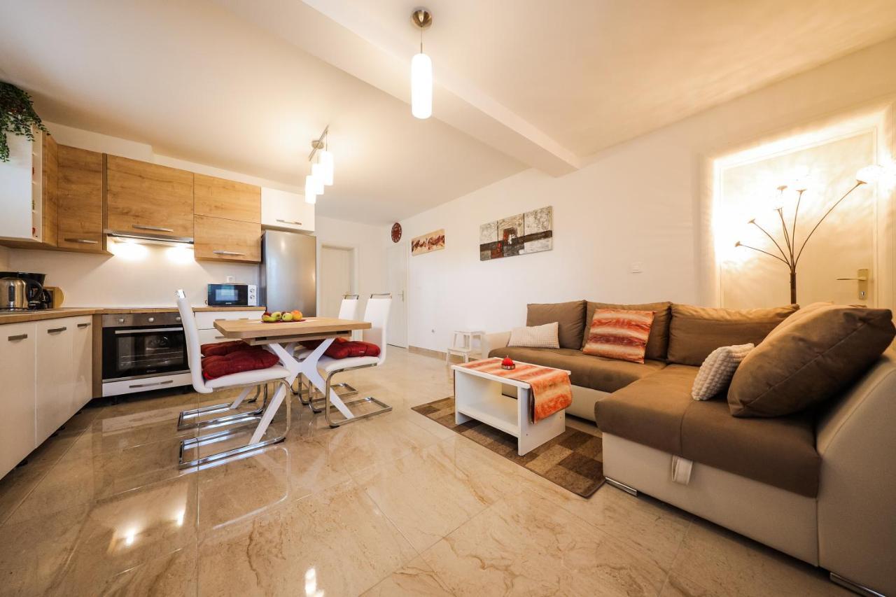 Apartmani Lelu Pridraga Buitenkant foto